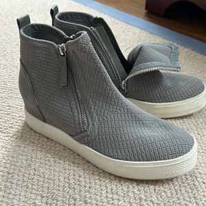 Gently worn Women’s Wedgie gray sneakers by Steve Madden. Size 8.5